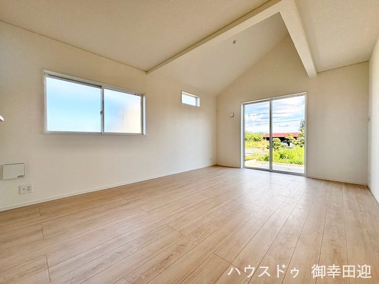 ■安らぎと笑顔の中心地■陽光が優しく降り注ぎ、会話が自然と弾む。ここでは、毎日が特別な時間へと変わります。
