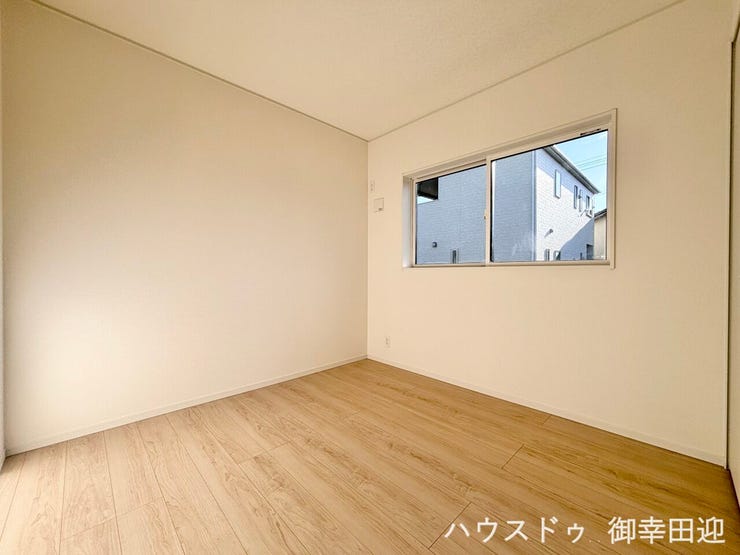 ■2階5帖洋室②■寝室、書斎、趣味の部屋。家族の成長やライフスタイルに合わせ、様々な使い方ができる快適な空間です。