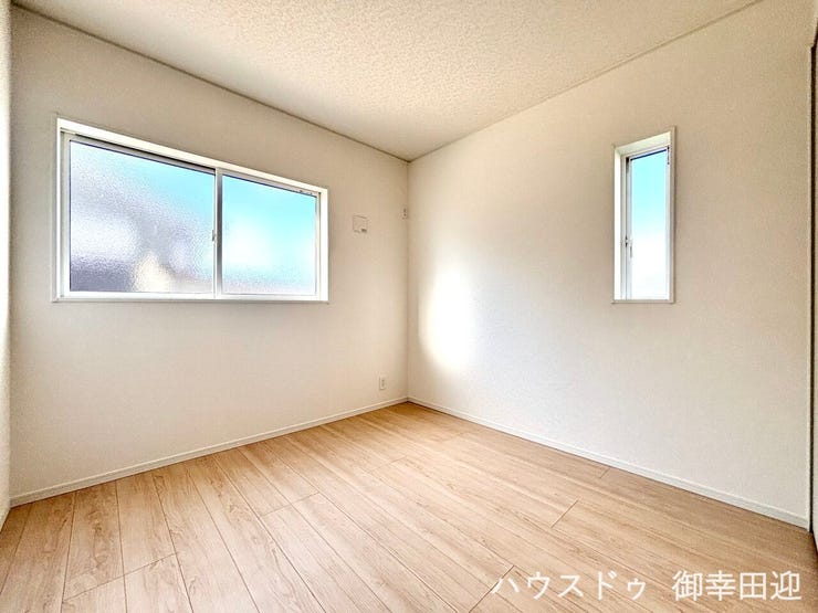■2階5帖洋室①■寝室、書斎、趣味の部屋。家族の成長やライフスタイルに合わせ、様々な使い方ができる快適な空間です。