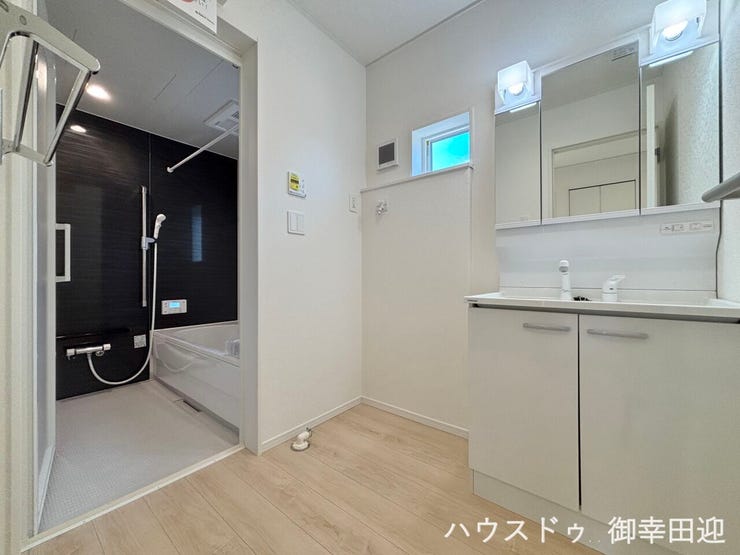 ■清々しいリフレッシュ空間■自分を磨き、気持ちを切り替える。心地よい光が差し込むプライベートスペース。