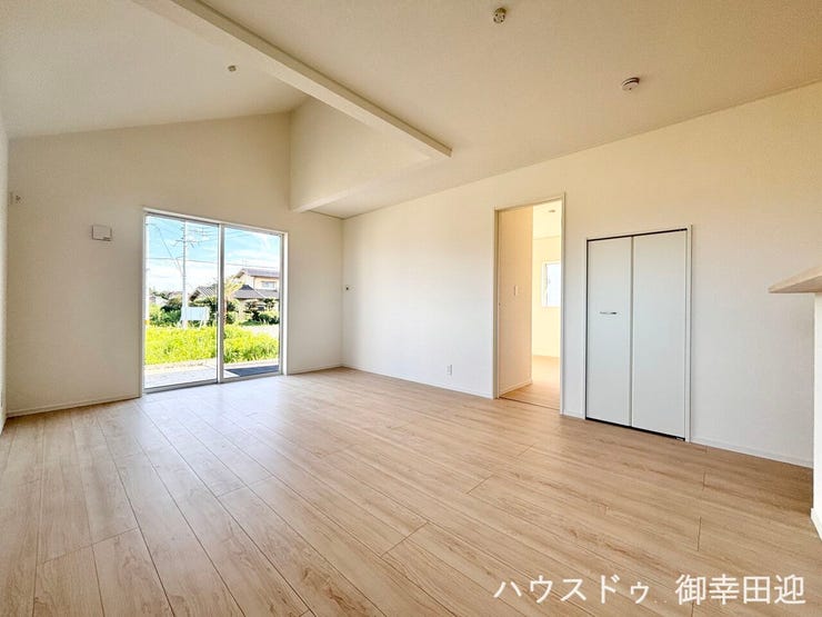 ■安らぎと笑顔の中心地■陽光が優しく降り注ぎ、会話が自然と弾む。ここでは、毎日が特別な時間へと変わります。