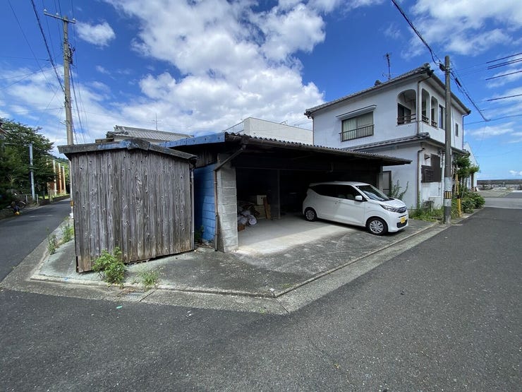 駐車場(双海町串甲3657番68・宅地・面積80.94㎡、未登記建物あり)付き。