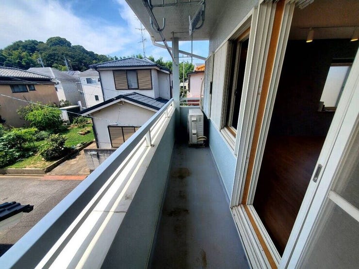 【Balcony】日当たりの良いバルコニーはお洗濯物がしっかり乾きやすく、毎日の家事にも重宝します。