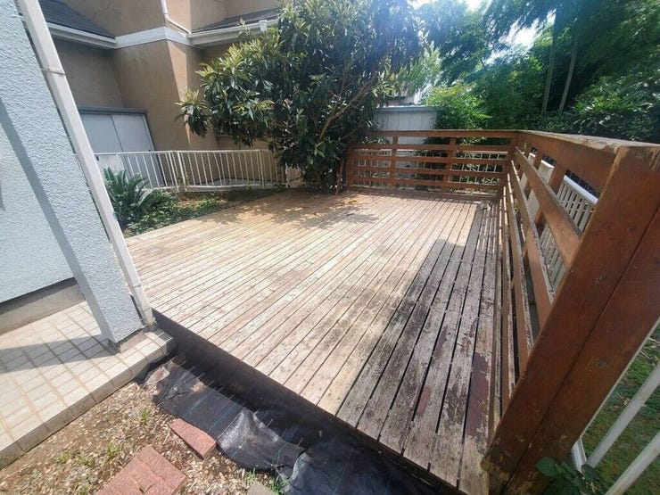 【Exterior】広々としたウッドデッキが日常を豊かに。お子様の遊び場や憩いの場として活躍します