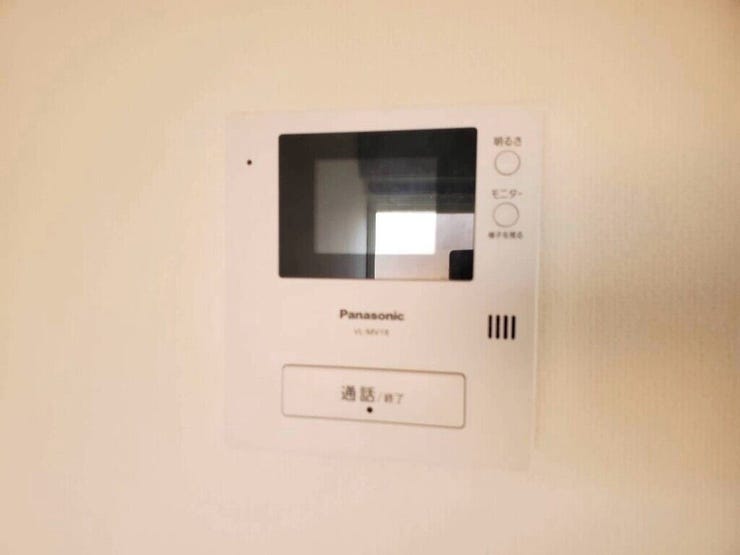 【Facilities】来訪者を確認できるモニター付きインターホンで、防犯面も安心です。