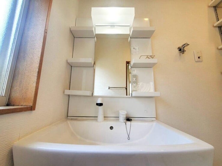 【Washroom】すっきりとしたデザインで、毎日の生活が快適に。収納も豊富な洗面所です。