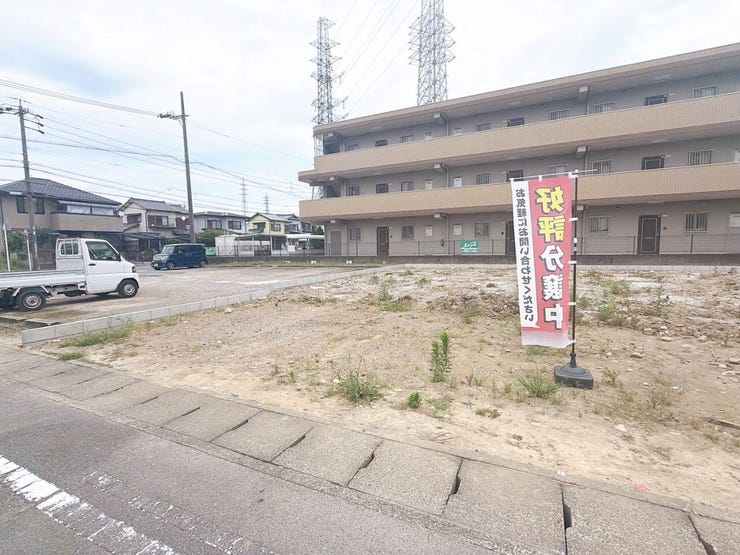 【西向きの土地】
西向きの土地は昼から夕方にかけて心地よい陽射しが差し込み、室内が明るく暖かく保てます♪
家族で過ごす夕方の時間に、照明の使用も抑えられるため電気代の節約にもつながります!