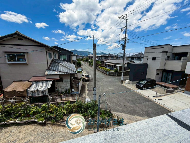 バルコニーからの開放的な眺望。周辺は高い建物が少なく、心地よい風と光が感じられる環境です。