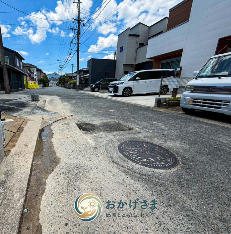 ゆとりある道幅が確保された平坦な前面道路。周辺には高い建物がなく、開放感のあるすっきりとした環境です。