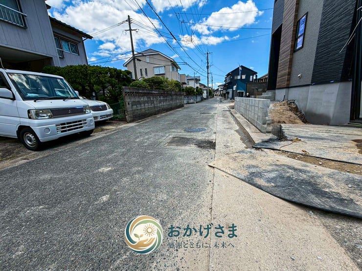 見通しが良く綺麗に舗装された前面道路。周辺は閑静な住宅街で、お車の通行もスムーズに行えます。