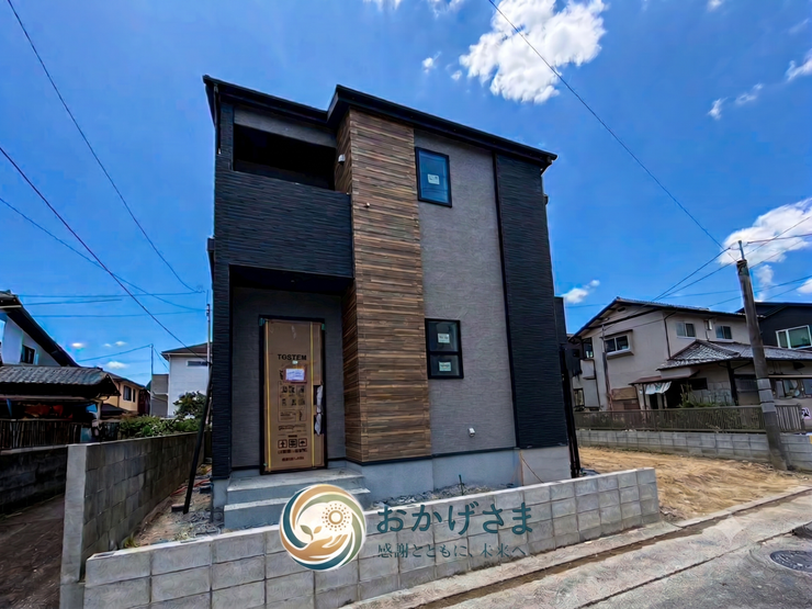 スタイリッシュな2階建ての外観デザイン。前面はすっきりとしたコンクリート敷きになっています。