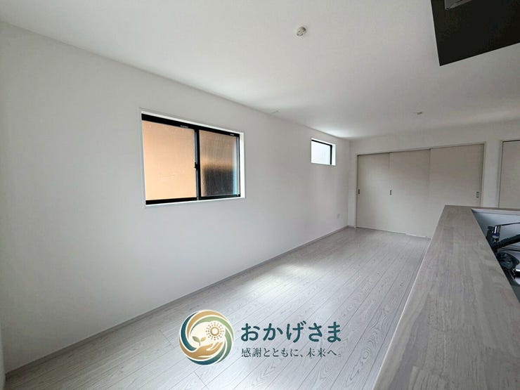 大きな窓から心地よい自然光が差し込むお部屋。シンプルな内装デザインで多彩なインテリアが映えます。