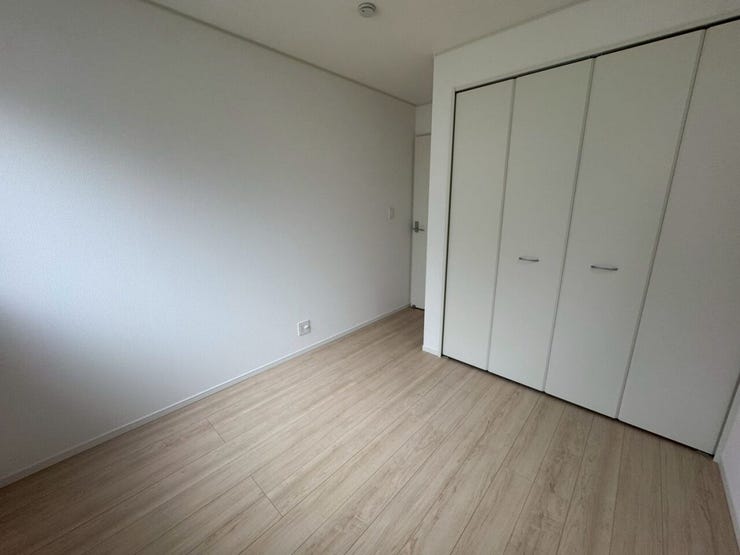 洋室はシンプルなデザインが特徴で、インテリアの自由度が高いのでお好きなお部屋にするのもいいですね。