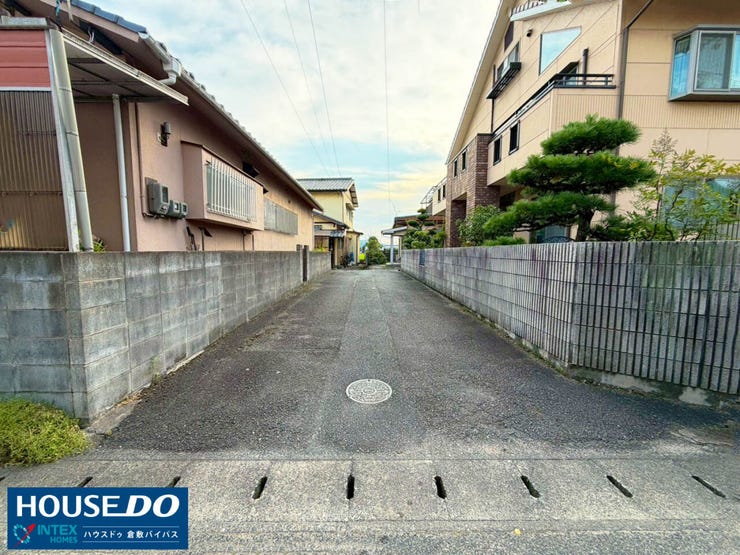 【前面道路まで続く安心の持ち分敷地】
公道まで繋がるアプローチは持ち分敷地で安心!小さなお子様と手をつなぎながらの移動やベビーカーでの行き来もスムーズにできて快適ですね♪