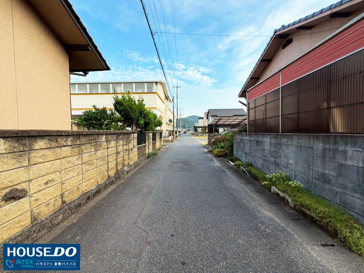 【利便性豊かな周辺環境と安心の前面道路】
粒江小・新田中まで徒歩約15分と通学安心!さらにスーパーやコンビニ、ドラッグストアも身近に揃う充実の住環境です。穏やかな前面道路は日々のお散歩も快適ですね♪