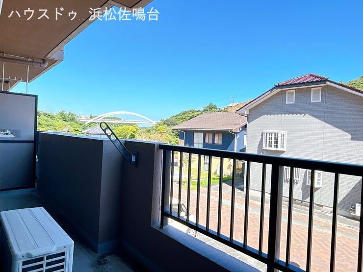 南面バルコニーで南面道路。お向かいの建物は道路を挟んでいるので圧迫感なく陽当り良好です。
