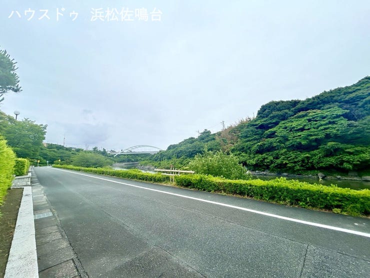 佐鳴湖へ続く新川のリバーサイドがすぐ近く。広大な自然を身近に。