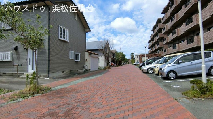 石畳の雰囲気が美しい南面道路、敷地内平置き駐車場