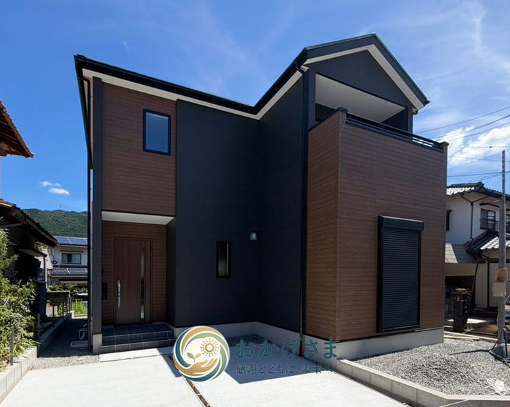 木目調のアクセント外壁がお洒落な外観。周辺は光を遮る高い建物がなく、陽当たり良好な立地です。