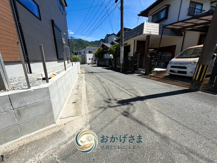 ゆとりある道幅が確保された平坦な前面道路。周辺には高い建物がなく、開放感のあるすっきりとした環境です。
