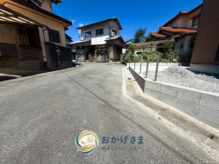 見通しが良く綺麗に舗装された前面道路。周辺は閑静な住宅街で、お車の通行もスムーズに行えます。