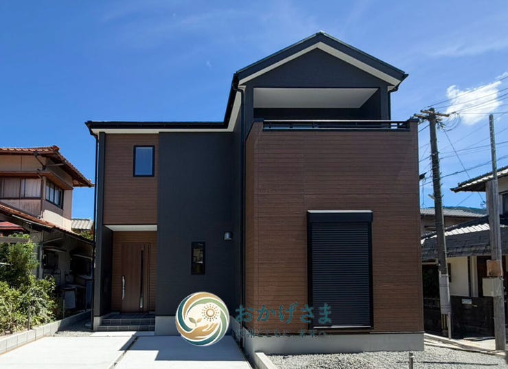 スタイリッシュな2階建ての外観デザイン。前面はすっきりとしたコンクリート敷きになっています。