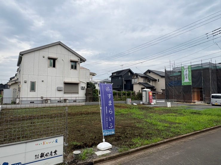 角地のような広がりを感じる、開放的なロケーションです。視界を遮る建物も少なく、心地よい風と陽光が家族の時間を包み込んでくれそう。日々の暮らしを大切にする方へ、健やかな毎日のための場所をご提案します。