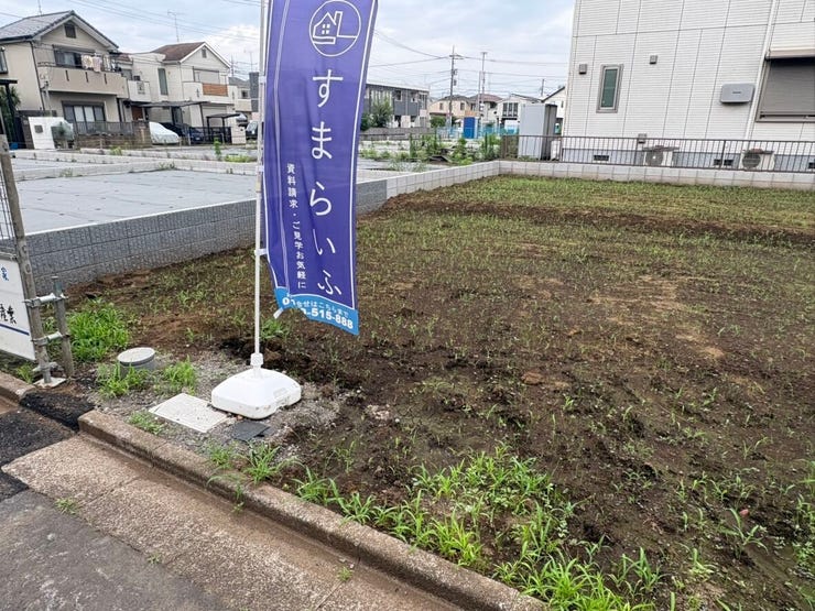 静かな住宅街に溶け込む、ゆったりとした広さの区画です。前面道路の見通しも良く、住み心地の良さが感じられる落ち着いた環境。家族の笑顔が広がる、自分たちだけの理想の住まいをここから始めてみませんか。