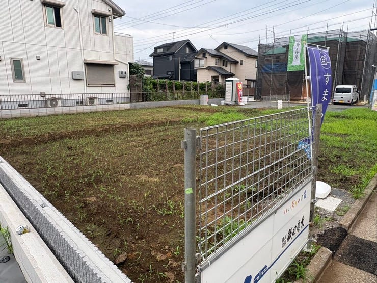 陽当たり良好な、開放感ある整形地です。周囲は落ち着いた住宅街で、理想のマイホームを建てるための広さがしっかりと確保されています。家族の夢を形にできる、自由な空間設計をここから始めてみませんか。