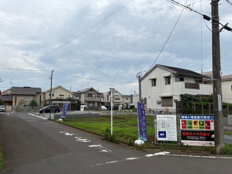 見通しの良い道路が続く、車の通りが穏やかな環境です。交通量が少なく静かな住宅街のため、小さなお子様がいるご家庭も安心して暮らせそう。穏やかな時間が流れるこの場所で、家族の新しい生活が始まります。