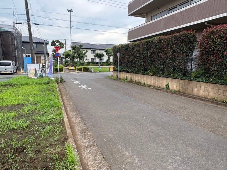 すっきりと整った前面道路は、毎日の外出をストレスなくサポート。住まいの周囲は緑が感じられる落ち着いた雰囲気で、心にゆとりが生まれます。日々の暮らしを穏やかに過ごせそうな、やわらかな印象の立地です。