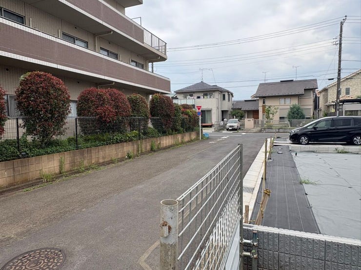 前面道路は幅に余裕があり、車のすれ違いもスムーズに行えます。周辺は落ち着いた街並みが広がり、日々の帰宅時もほっと安らぎを感じるはず。暮らしの拠点として、心地よい安らぎに包まれた住環境です。