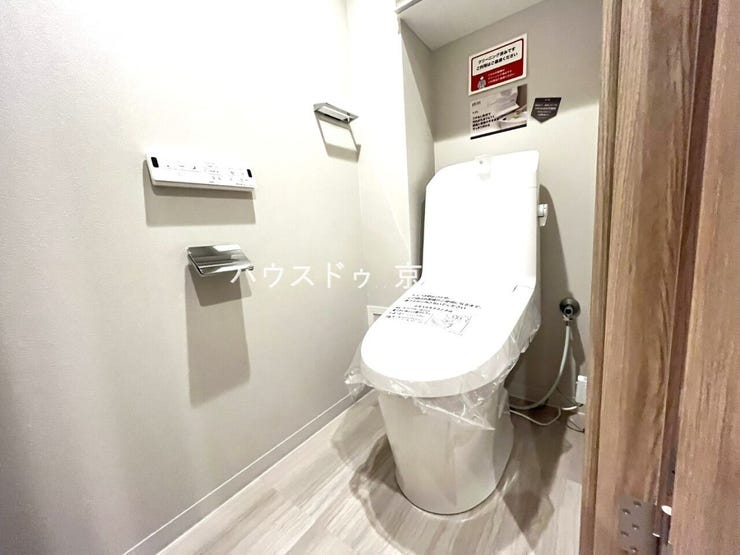 白を基調とした、シンプルながらも落ち着くデザイン。洗浄付き温水便座で機能性も兼ね備えています♪毎日に欠かせないお手洗いだからこそ、ほっと落ち着く空間としての機能を重視しています。