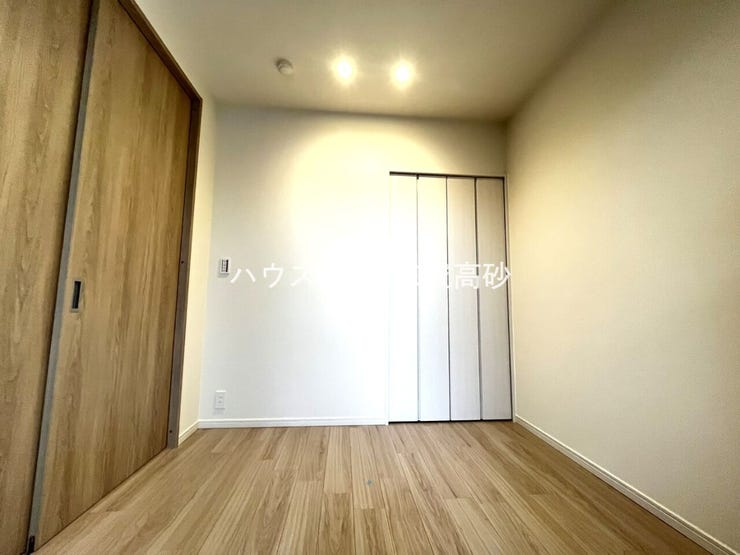お子様の成長と共に「住まい方」も変化していきます。居室にはクローゼットを完備し、自由度の高い家具の配置が叶うシンプルな空間です。