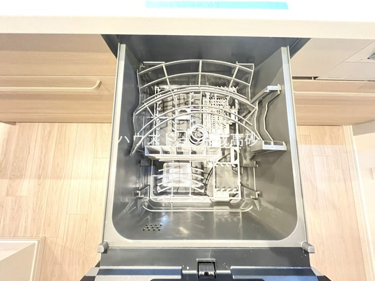 家事の時短に効果大の食洗器付き。高温でパワフルに洗い、温風乾燥します。手洗いよりも節水・節約が可能です。一度使うと手放せないですよ!