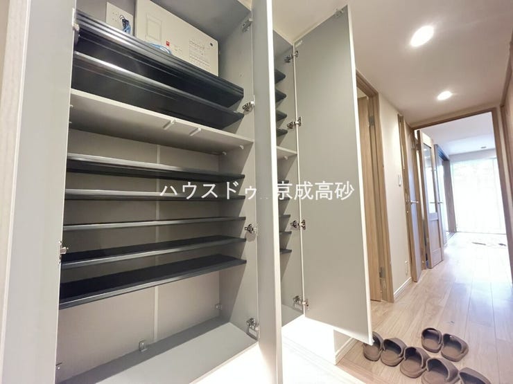 物入が玄関にあり、靴以外の収納も沢山できます。いつでも玄関をスッキリと片付けられ、身支度を簡単に済ませるにも最適です。