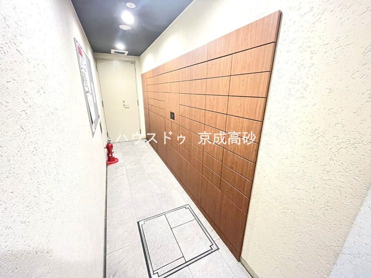 共用部分の宅配ボックスです。留守中の荷物受け取りもできるので、安心して外出ができますね。