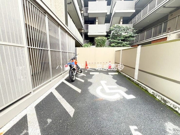 きちんと整備されたバイク置場。住む方の心遣いが感じられます。空き状況は、お気軽にお問合せください。