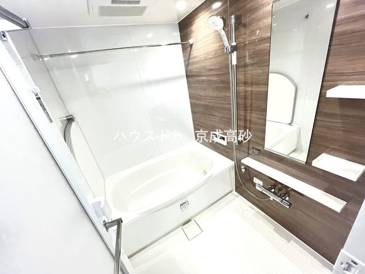 広い浴槽で足を伸ばせば1日の疲れも癒されます。落ち着いた雰囲気で、毎日のバスタイムが楽しみになりそうです。