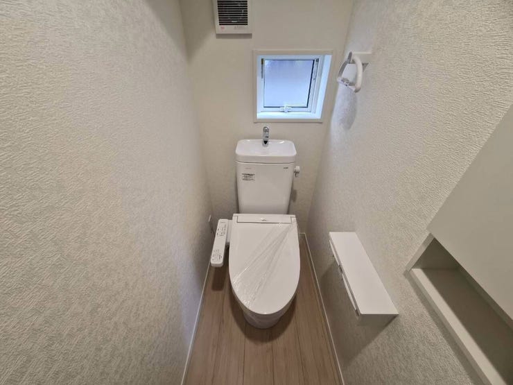 トイレットペーパーや掃除用品などを収納できるスペースを確保。生活感が出やすいトイレも、すっきり整えやすい嬉しいポイントです。