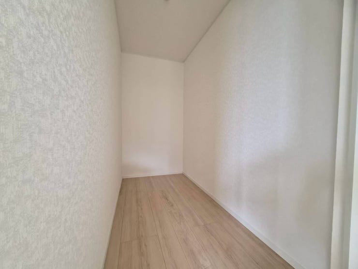 たっぷり収納できるウォークインクローゼット♪衣類やバッグなどをまとめて整理でき、お部屋をすっきり広く使える嬉しい収納スペースです。