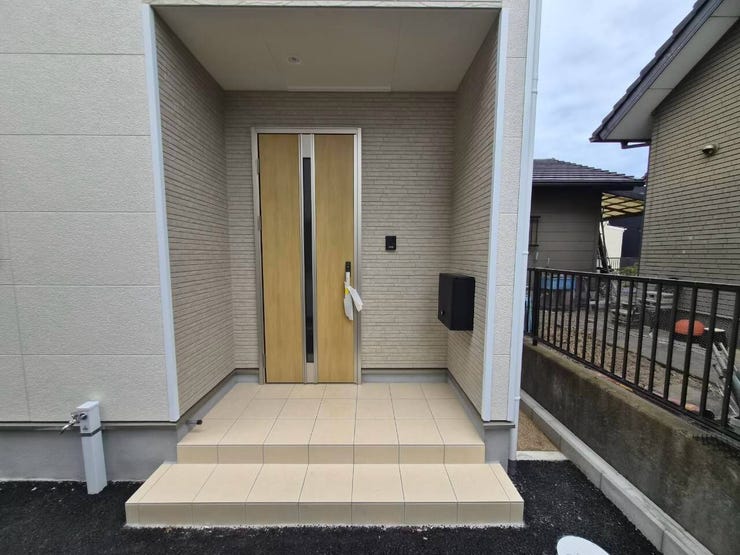 雨の日にも安心な屋根付き玄関♪毎日の出入りはもちろん、荷物の受け取りやお子様とのお出かけにも便利な玄関スペースです。