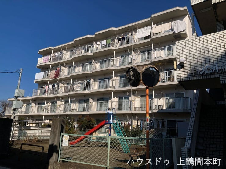 シンプルで実用的なデザインが特徴の中古戸建外観