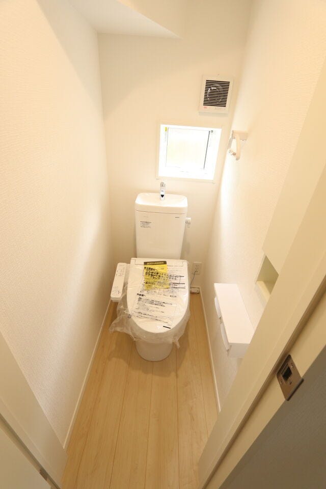 1階トイレ。白を基調とした清潔感あふれるトイレ。毎日使う場所だからこそ、明るく心地よい空間に仕上げています。
