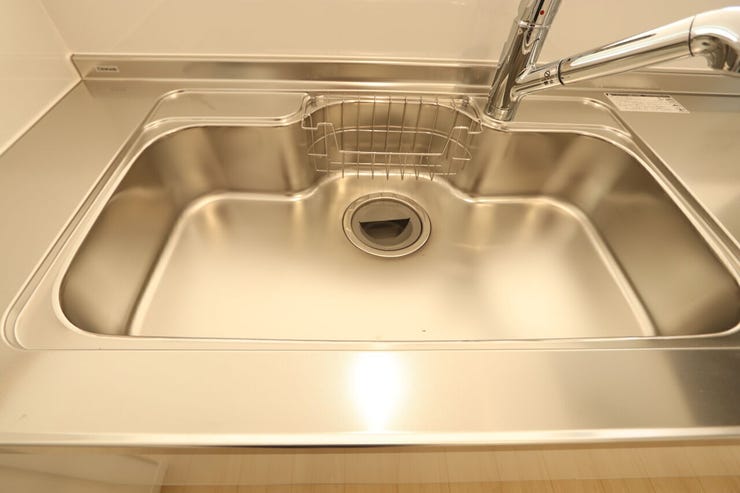 水跳ね音がとても静かなシンク。浄水一体型シャワー水栓でシンクの隅までラクラク掃除ができます。