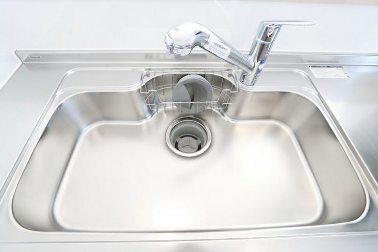 衝撃や熱に強いステンレス製のシンクです。
油汚れや水垢などの汚れが付着しても落としやすく、衛生面にも優れています。
