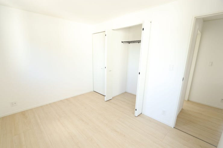2つの収納がついた6帖の洋室です。
たくさんある衣類も収納できる大容量タイプです!