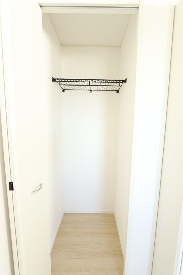 2つの収納がついた6帖の洋室です。
たくさんある衣類も収納できる大容量タイプです!