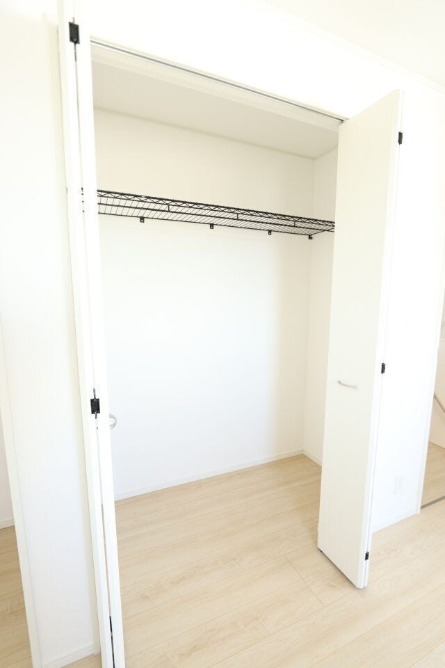 2つの収納がついた6帖の洋室です。
たくさんある衣類も収納できる大容量タイプです!