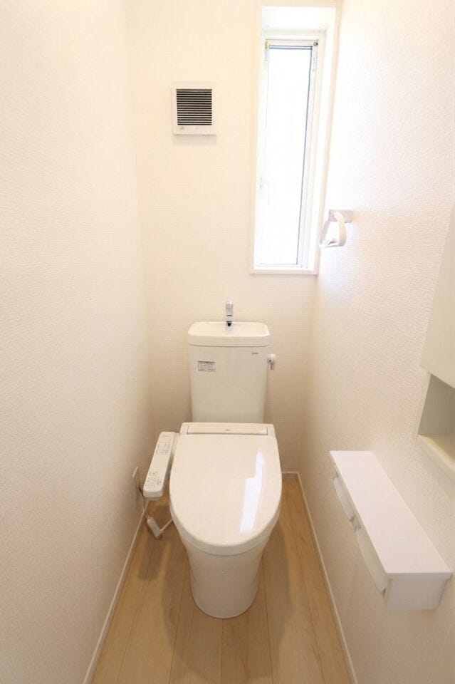 2階のトイレです。
窓から優しい光が差し込みます。